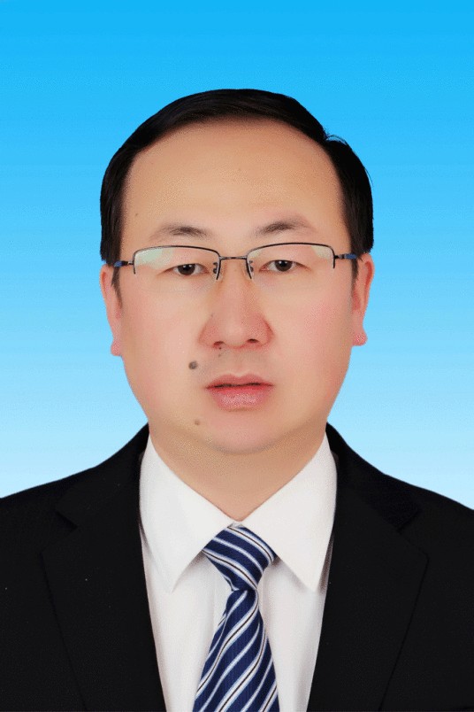 康平（鄂尔多斯市恩格贝生态示范区管委会党组副书记、主任）
