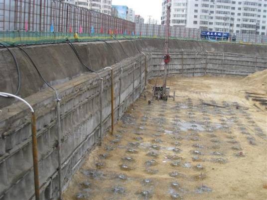 基坑（按基底标高和基础平面尺寸开挖的土坑）