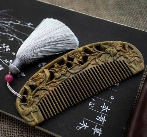 梳子(梳理头发的工具)