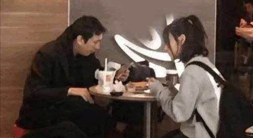 王思聪带女生在楼盘看房，是否意味着好事将近了？