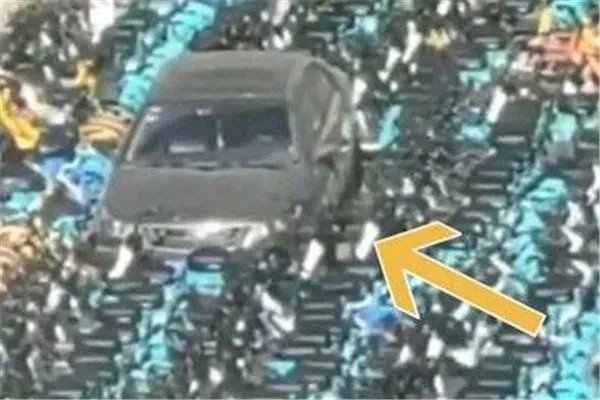私家车被共享单车重重包围,给你的出行带来什么影响?