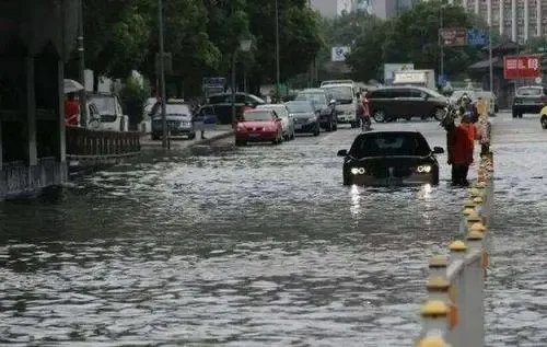 郑州发生暴雨,一高校救助近50辆受困车,你如何看待此高校的做法?