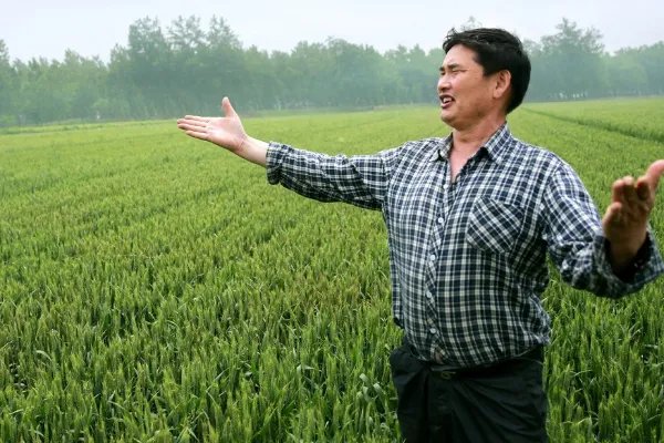 如何看待大衣哥曾外出打工住猪圈这件事?
