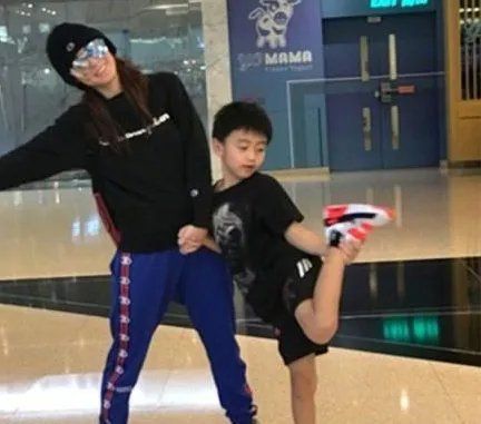 张柏芝带俩儿子逛街你怎么看？