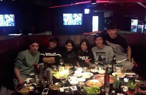 昆凌与同事聚餐爆美照  网友：大嫂，脸好小