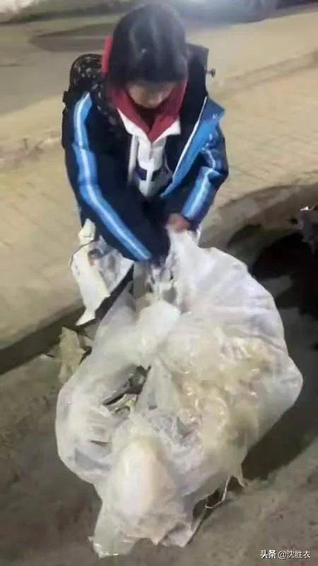 保定14岁女孩,靠捡废品撑起家和梦想,她得做法值得称赞吗?