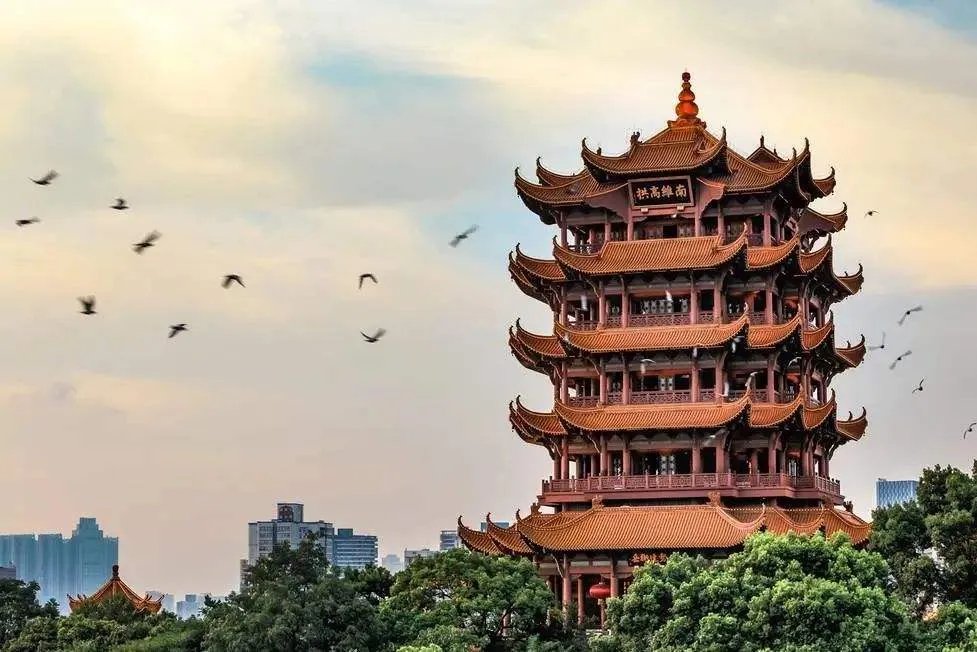 4万面五星红旗挂上武汉街头,武汉是座怎样的城市?