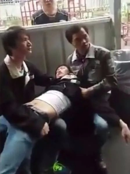 工厂员工拒加班被集体罚站有人当场晕倒是怎么回事?