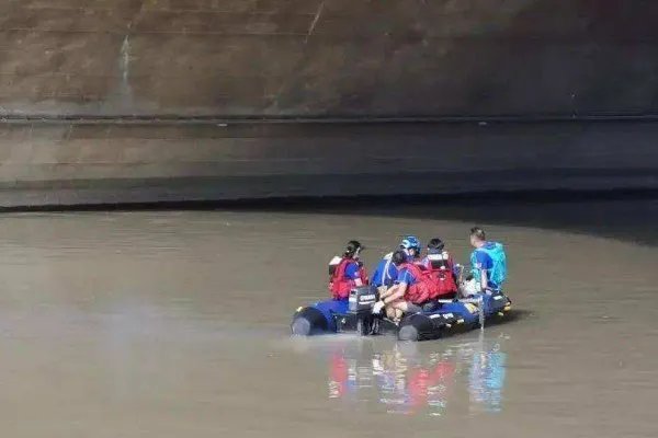 的哥凌晨跳河救人被冲走，见义勇为要视情况吗？