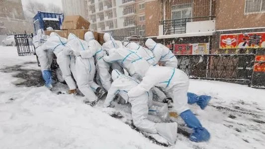 男子辱骂防疫人员：你侵犯我隐私，如何看待男子的举动？