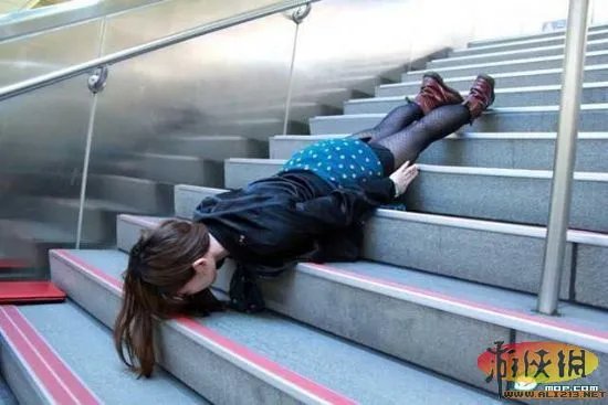 台湾仆街少女走红网络 无厘头媲美东京漂浮少女