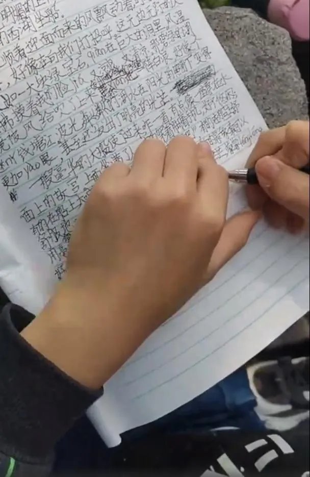 11岁男孩游西湖时蹲地上写作文,他为何在西湖前做作业?