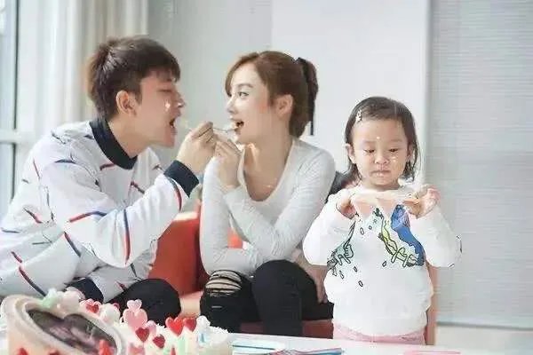 贾乃亮现身李小璐住所,为了孩子二人要复合吗?