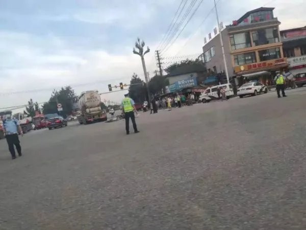 湖北一司机突然鸣笛致老人倒地身亡,司机该不该为老人的死负责?