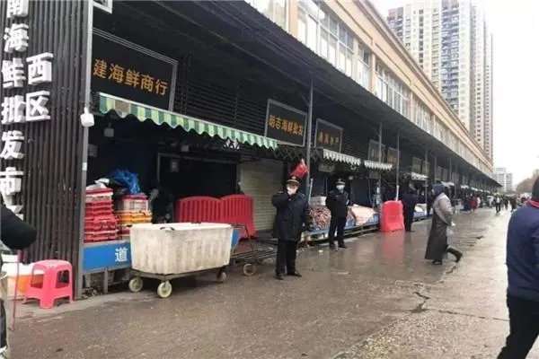 深圳湾口岸入境处职员确诊新冠,感染者应该如何追踪?