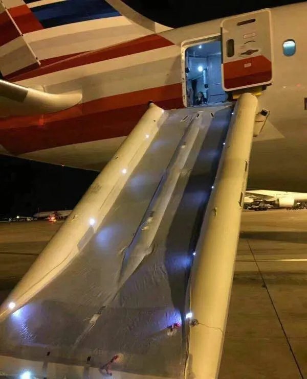 美国航空误放滑梯 航班延误两小时才起飞