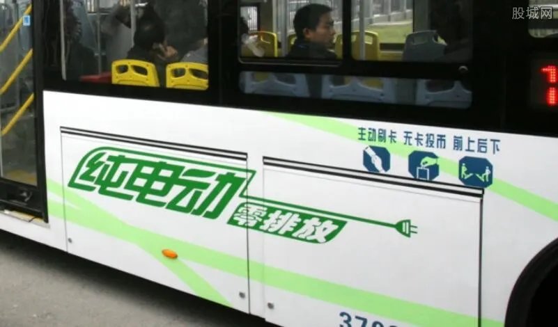 公交易走光座位网络走红 怕走光就别穿那么少