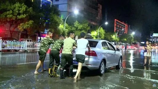 郑州发生暴雨,一高校救助近50辆受困车,你如何看待此高校的做法?