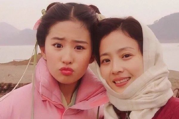 刘亦菲和她妈妈对比,你认为谁最好看?