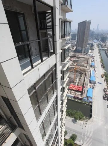 女童滞留电梯找家长时坠亡，你认为这是谁的责任？