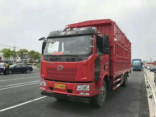 解放6.8米高栏货车新车价位图片