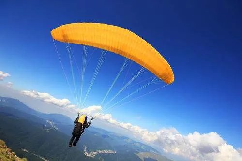 如何看待“78岁老人第一次玩滑翔伞淡定自拍”?