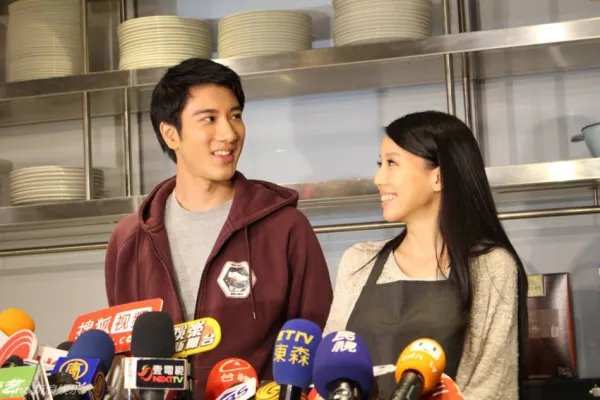 李靓蕾家境富有为何会选择“花花公子”王力宏？