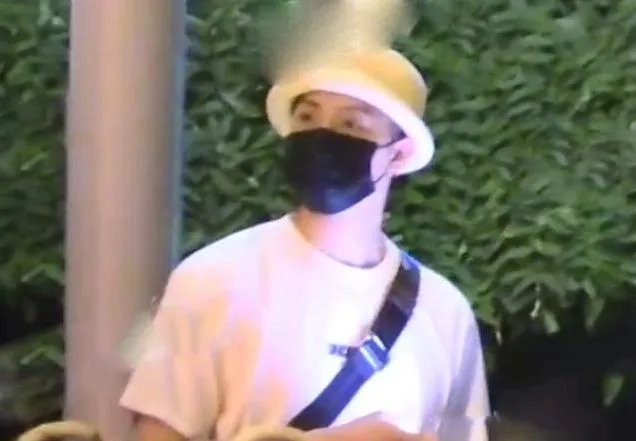 张铭恩现身胡冰卿小区:发现有人偷拍就离开了