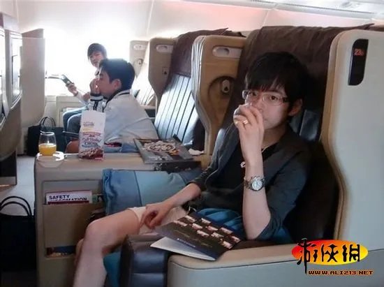 深圳16岁顶级富二代:女友无数 玩三国杀爱COS