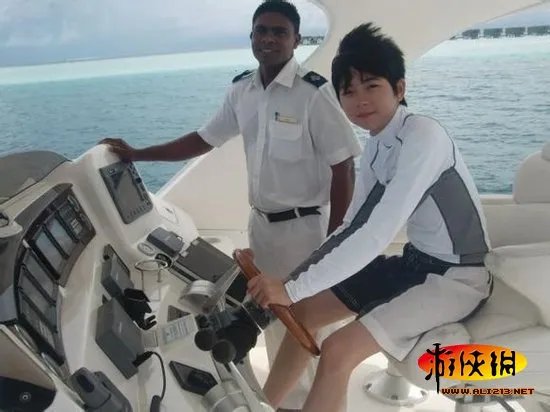 深圳16岁顶级富二代:女友无数 玩三国杀爱COS