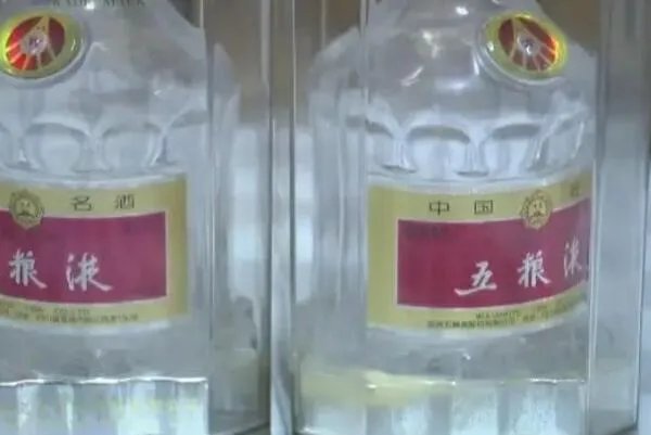 五粮液存14年成空瓶:瓶中酒不翼而飞,官方解释倒置问题