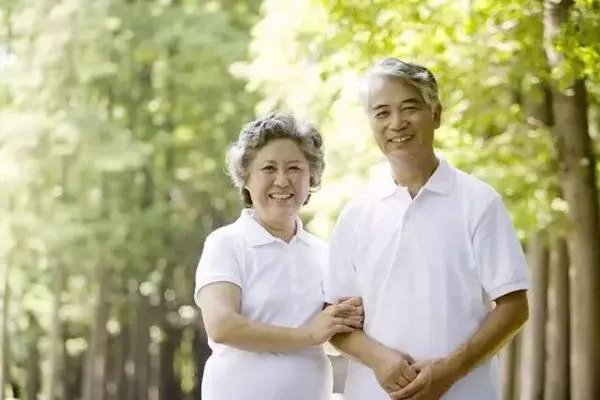 老夫妻地铁站摔伤拒绝通知家人,到底怎么回事?
