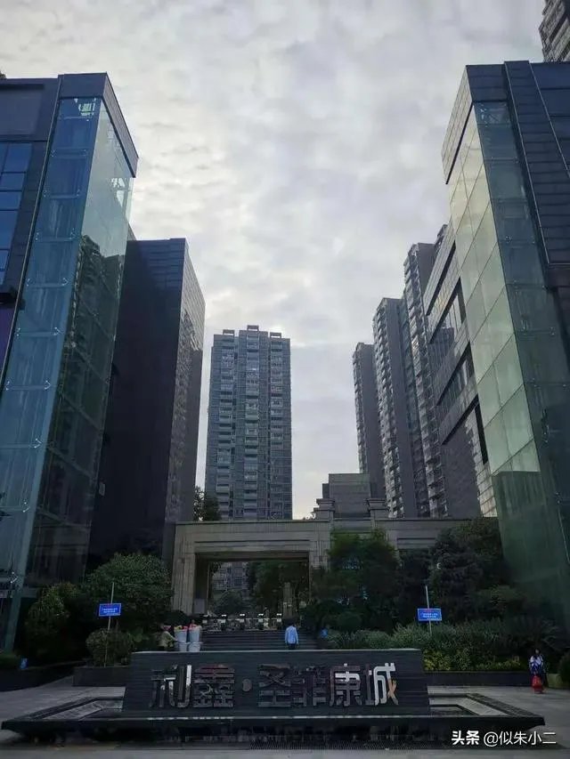 200万左右，买海珠区老破小二手房好，还是买黄埔区新两房好？