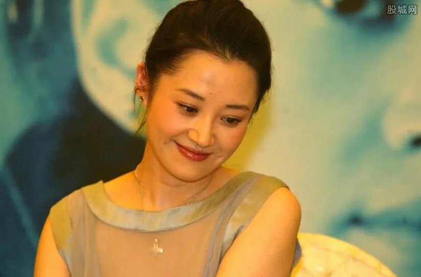许晴拉黑郑佩佩内幕 爆郑佩佩与许晴不合
