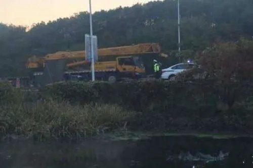 两女子凌晨开车冲入河中溺亡,这是一起意外事件吗?