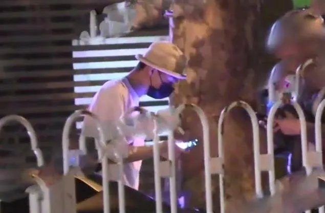 张铭恩现身胡冰卿小区:发现有人偷拍就离开了