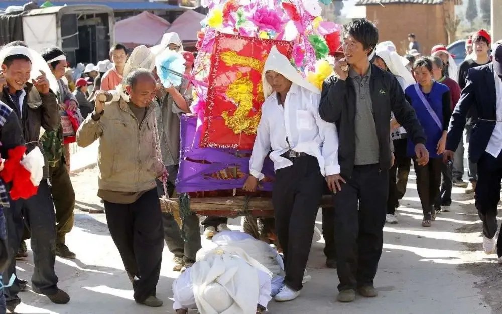 大妈在殡仪馆前跳广场舞送别老人,如何看待老人举动?