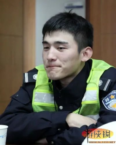 杭州最帅交警徐浩走红网络 重点是他还没女朋友