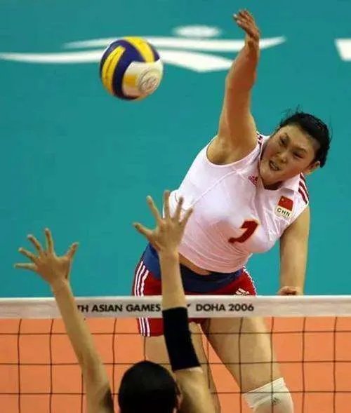 日本女排美女木村纱织当年被王一梅两次扣晕,是怎么回事?