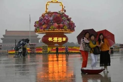 天安门广场祝福祖国花篮亮灯,现场有多美?