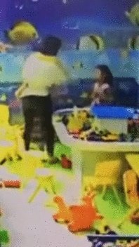游乐场争玩具,小女孩遭对方家长掌掴,你怎么看?