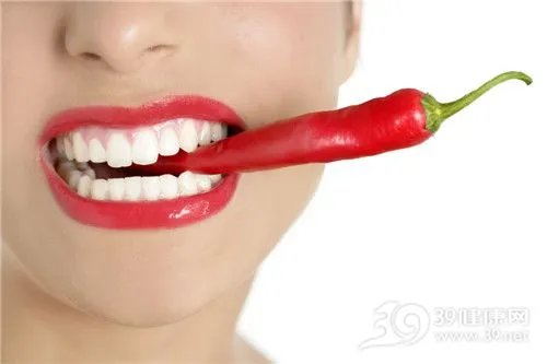 男子狂吃辣椒 无辣不欢对吗
