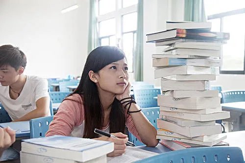 江苏大学坠楼学生母亲发声,为什么现在大学生如此容易轻生?