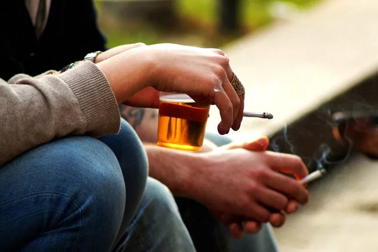 为啥有人养生短命，有人经常抽烟喝酒却很长寿？真相到底是怎样的