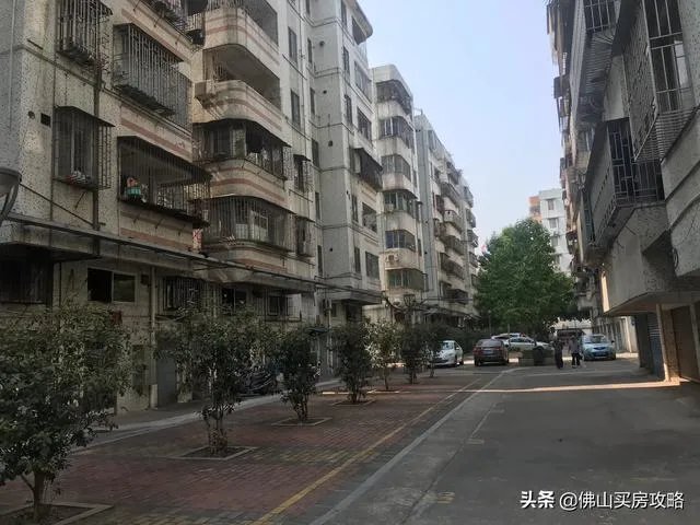 200万左右，买海珠区老破小二手房好，还是买黄埔区新两房好？