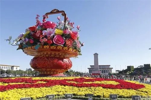 天安门广场祝福祖国花篮亮灯,现场有多美?