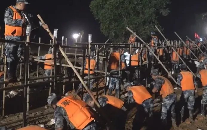 上千名空降兵封堵200米河堤决口，这是怎么回事？