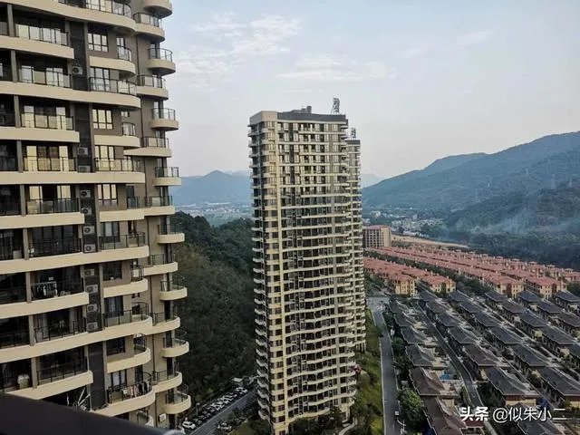 200万左右，买海珠区老破小二手房好，还是买黄埔区新两房好？