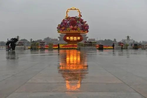 天安门广场祝福祖国花篮亮灯,现场有多美?