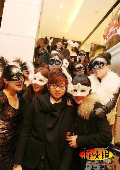 深圳16岁顶级富二代:女友无数 玩三国杀爱COS